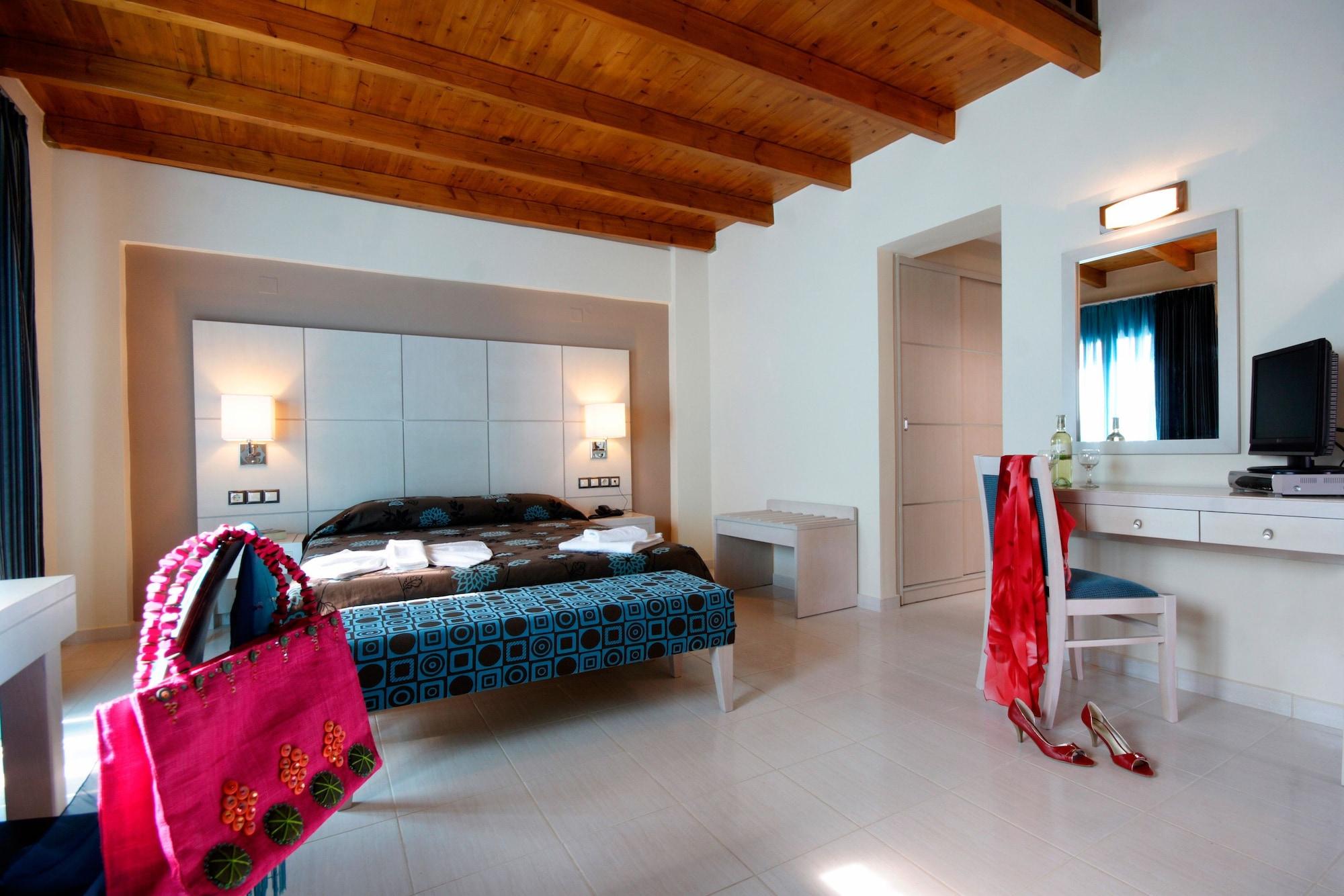 Theros Aparthotel 3*
