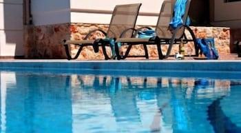 Theros Aparthotel