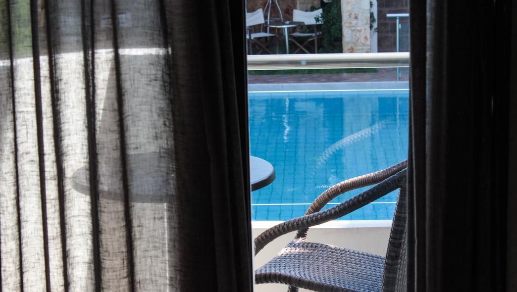 Theros Aparthotel